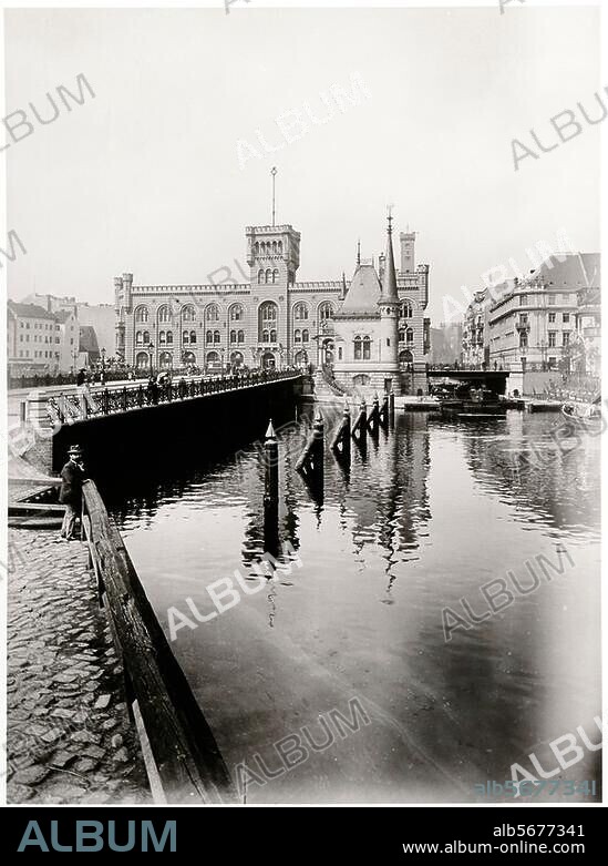Berlin-Mitte, Mühlendamm (älteste Verbindung zwischen den mittelalterlichen Stadtteilen Berlin und Cölln). Mühlendammbrücke und Mühlendammgebäude (Geschäftsstellen der Städt. Sparkasse und Armenverwaltung, erbaut 1890-92 unter Verwendung älterer Bauteile). Foto, um 1900 (Lucien Levy).
