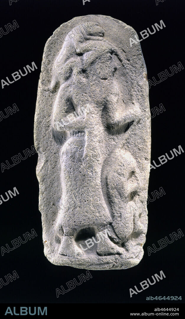 Plaquette en terre cuite : montreur de singes. Début du 2ème mill. av. JC. Provenance exacte indéterminée. Le personnage est vêtu d'une longue robe, sa chevelure est coiffée en calotte et sa barbe en pointe est taillée court. Il tient dans la main droite un objet indéterminé et dans la main gauche les laisses de deux singes. L'un est perché sur son épaule et l'autre, accroupi à ses pieds, joue de la flûte. Les singes ne sont pas des animaux originaires de Mésopotamie. Ces montreurs de singes sont des saltimbanques, allant de ville en ville, se produisant au cours des fêtes, et présentant ces animaux dressés à accomplir quelques tours comme des curiosités. Ils resteront populaires jusqu'au début du 1er mill. av. JC., puisqu'on en trouve des représentations sur les reliefs jusqu'à cette période. Credit : Larrieu-Licorne/Kharbine-Tapabor.