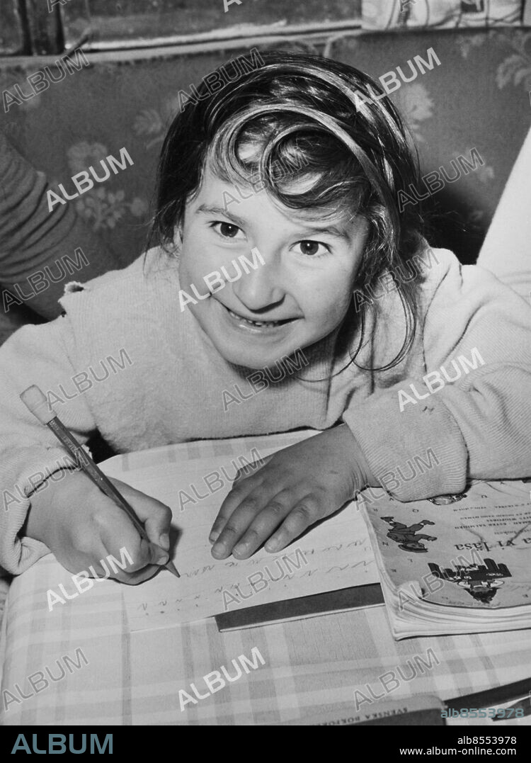 1958-07-20. ORIGINALBILDTEXT: . Pavlena Bessik heter den här sjuåringen. Hon är en av de fem eleverna i zigenarskolan i Hägersten i Stockholms södra utkanter, där fröken Anna-Britta Eriksson undervisar i ett grönt tält i familjen Taikons läger.. Foto: Ingemar Berling / DN / TT / Kod: 5 . ** SVD OUT **.