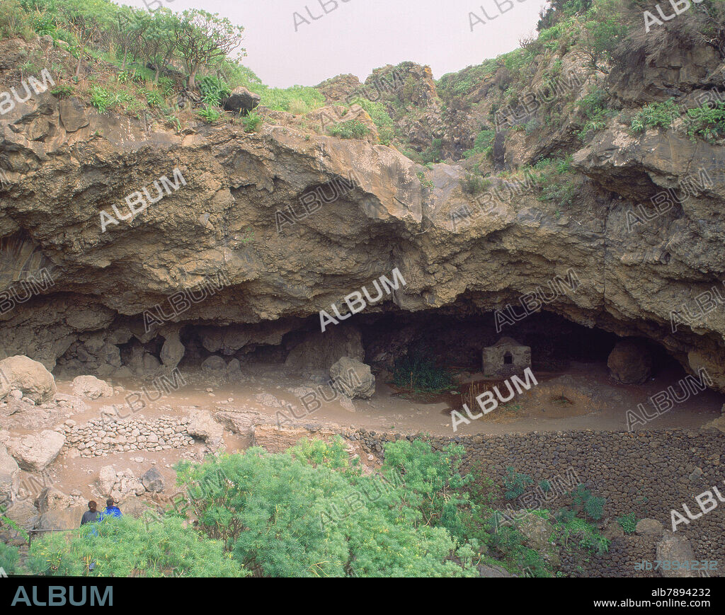 CUEVA DE BELMACO-PRIMER HALLAZGO PREHISTORICO DE LA ISLA-VIVIENDA DE LOS REYES GUANCHES-DESC 1752 - FOTO AÑOS 90.