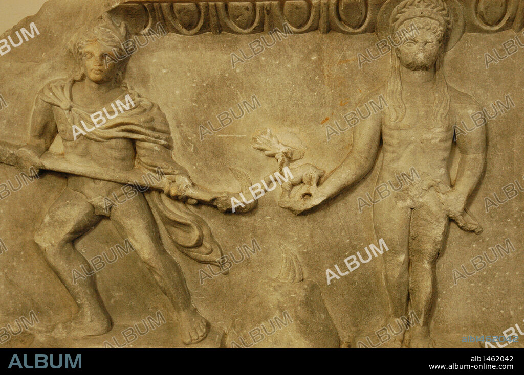 'APOLO ENTRE DOS PORTADORES DE ANTORCHAS'. Relieve realizado por el escultor griego Kanachos (S. VI aC), procedente del escenario del Teatro de Mileto. Mármol. Museo de Pérgamo. Berlín. Alemania.