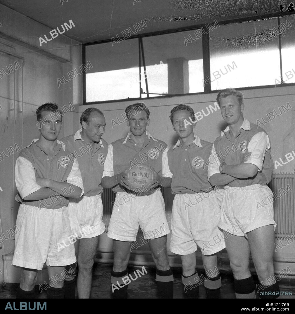 Göteborg 1956-06-29 ? - Göteborgsalliansen ställer upp sig i omklädningsrummet - Fr v Kurt Hamrin - Gunnar Gren - Hasse Jeppsson - Calle Palmér Arne Selmosson - fem spelare ur proffslandslaget 1956 - *** Local Caption *** Är märkt med 2014-02-45. GT Låda 2014-02. KAMERAREPORTAGE.