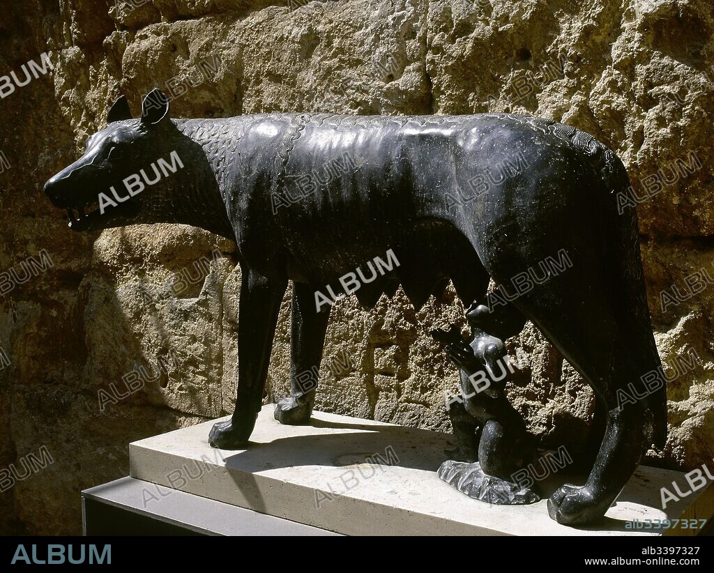 Loba Capitolina. Escultura que fué regalada por el Gobierno italiano a la ciudad de Tarragona en 1970. Ubicada en el Paseo Arqueológico. Tarragona. Cataluña.