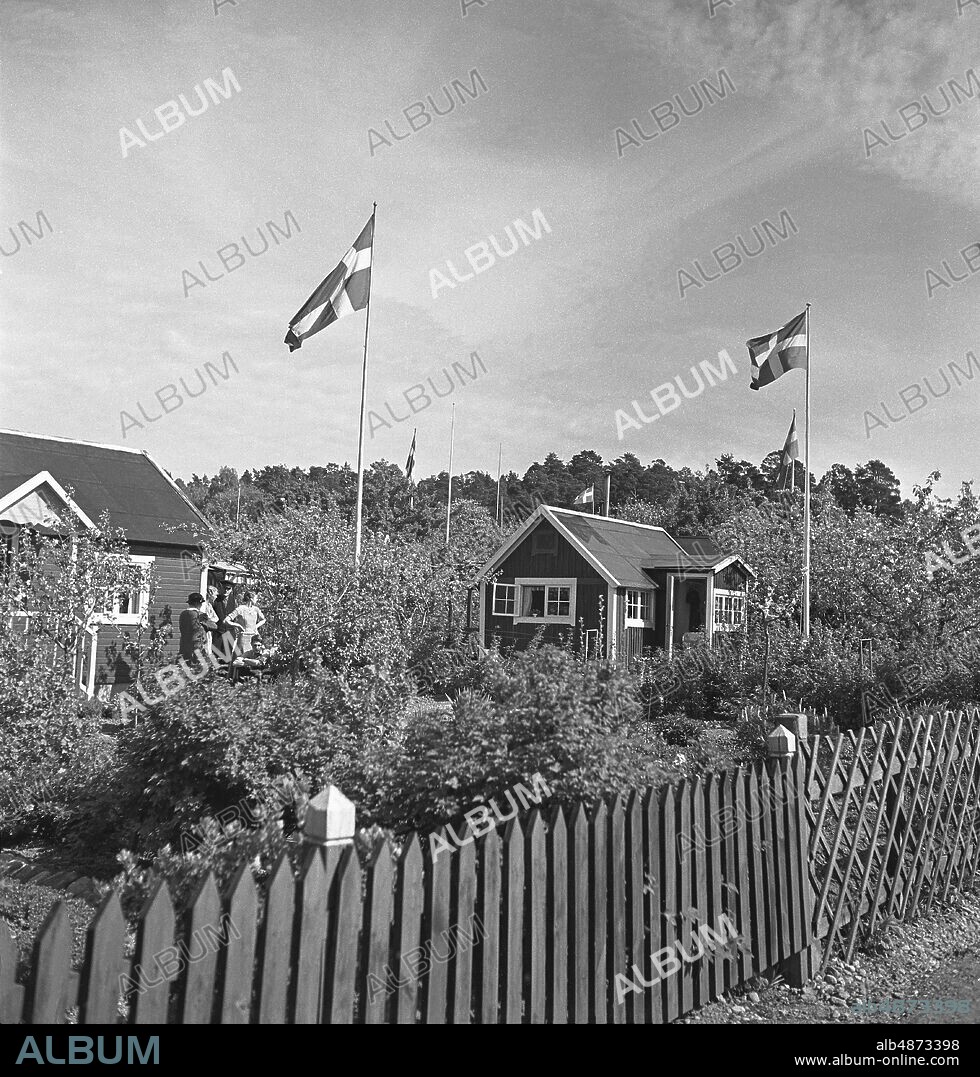 STOCKHOLM 1935-01-01. Colony cottages in Enskede with hoisted flags. Photo: TT Historical / Code 1902.