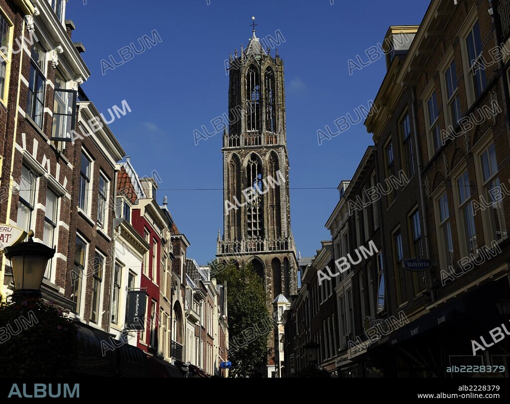 PAISES BAJOS. UTRECHT. Catedral de San Martín o Catedral de Utrecht. Edificio gótico medieval, convertido al culto protestante desde 1580. Detalle de la Torre Dom, campanario construida entre 1321-1382 y de 112 m. de altura.