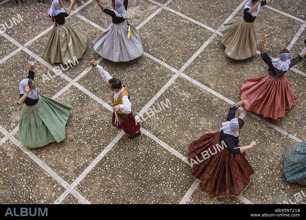 baile de boleros tradicionales mallorquines, claustro de Sant Bonaventura, Llucmajor, islas baleares, Spain.