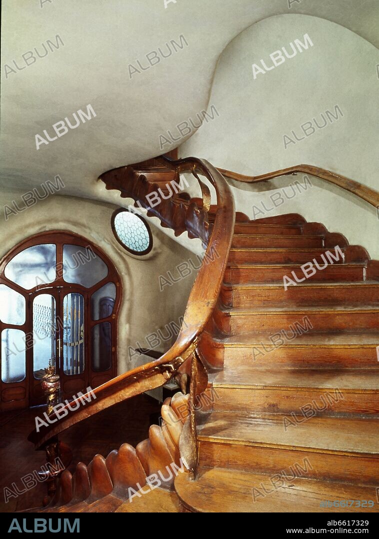 ANTONI GAUDÍ. ESCALERA PRINCIPAL - 1904-6 - MODERNISMO CATALAN.