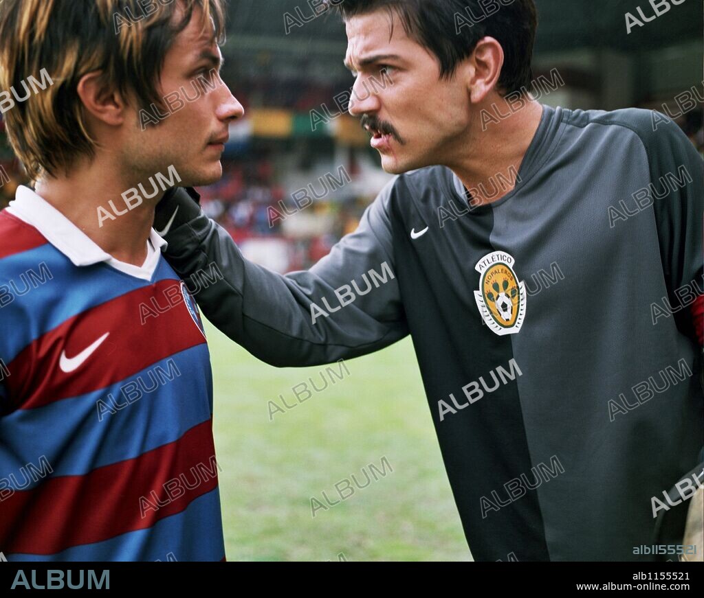 DIEGO LUNA und GAEL GARCIA BERNAL in RUDO Y CURSI, 2008, unter der Regie von CARLOS CUARON. Copyright SONY PICTURES CLASSICS.
