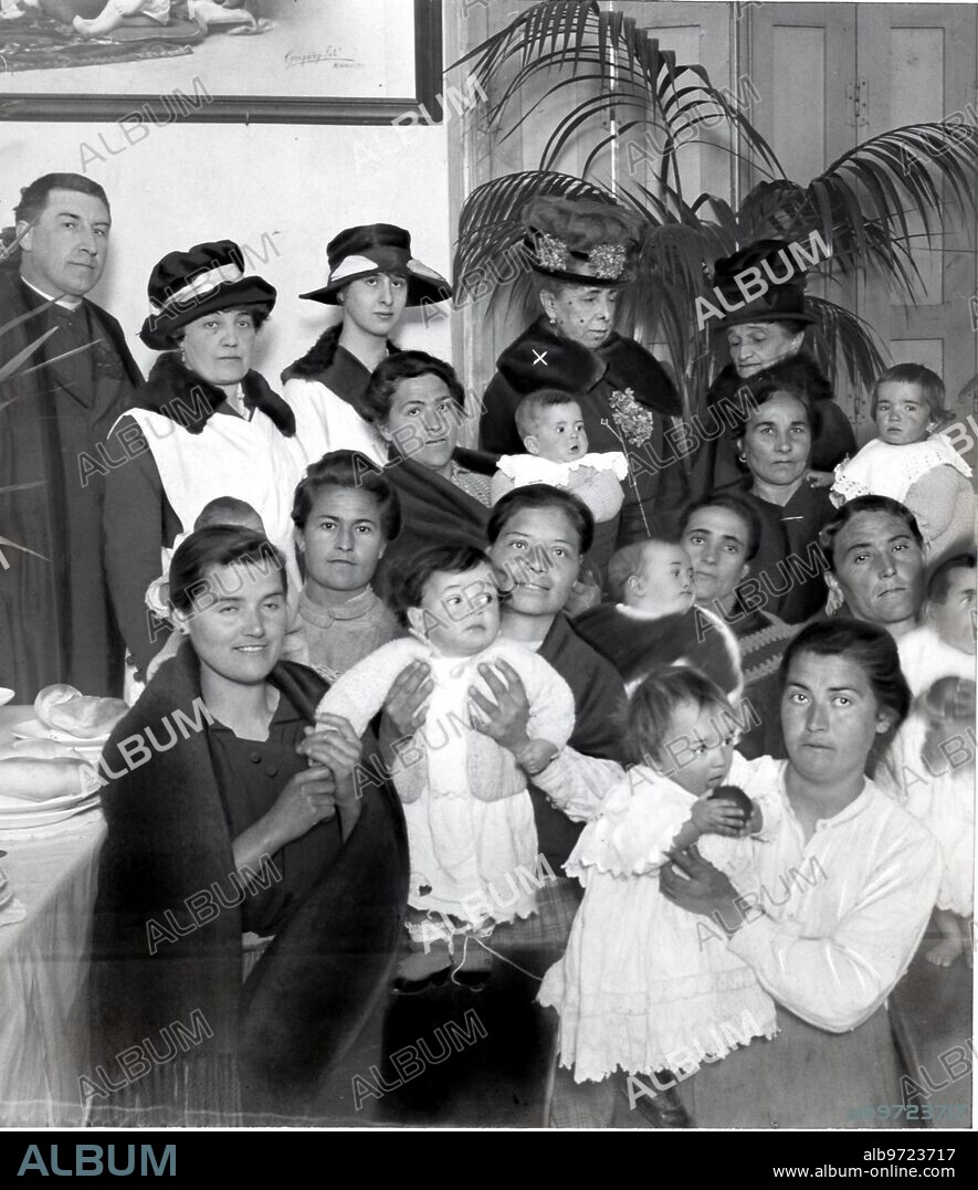 Madrid, 23/02/1918. En la residencia de las Hermanas de San Vicente de Paul de Madrid. S.M. la Reina doña María Cristina (X) durante su visita al comedor de madres pobres lactantes.