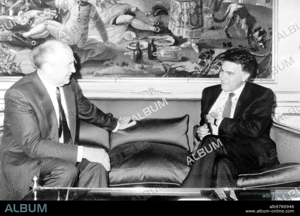 Madrid, 26/10/1990. El presidente soviético Mijail Gorbachov en España. En la imagen, durante su entrevista con el presidente del Gobierno, Felipe González, en La Moncloa.