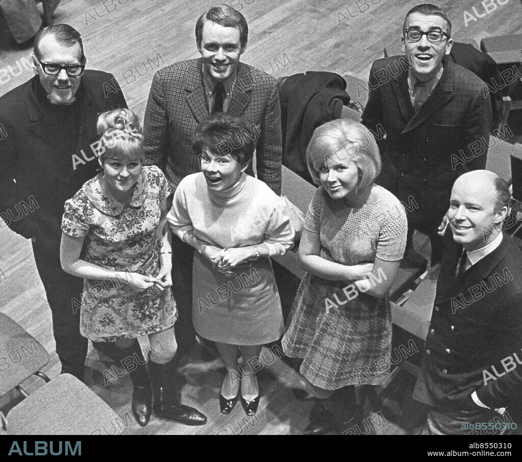 Stockholm 1967-02-21. Melodifestivalen 1967. Här är gänget som ska göra't i kväll! Slåss om vilken låt som ska bli Sveriges bidrag till TV-schlagerfinalen i Wien i vår. Tio låtar har de sju artisterna att tävla med. Fr v bakre ledet Svante Thuresson, Sten Nilsson och Östen Warnerbring. I främre ledet: Marianne Kock, Towa Carson, Ann-Louise Hanson och Roffe Berg.. Foto: Arne Schweitz / Expressen / TT / Kod: 192. ** AFTONBLADET OUT **.