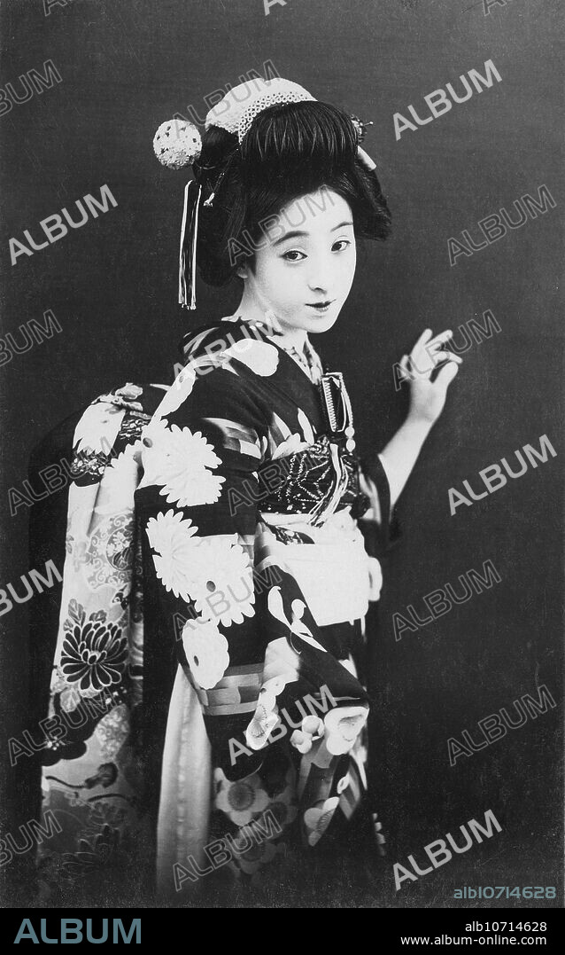 [ 1920s Japan - Maiko (Apprentice Geisha) ] Young Japanese maiko (apprentice geisha) in kimono and traditional hairdo. 20th century vintage postcard.