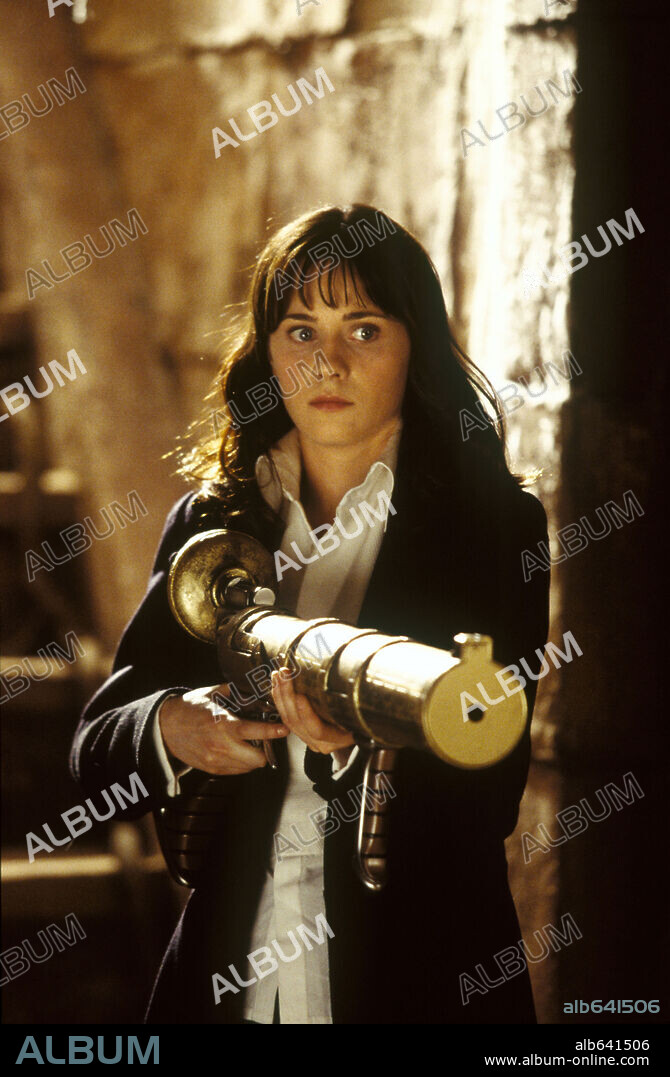 ZOOEY DESCHANEL in THE HITCHHIKER'S GUIDE TO THE GALAXY, 2005, directed by GARTH JENNINGS. Copyright TOUCHSTONE PICTURES / SPARHAM, LAURIE.