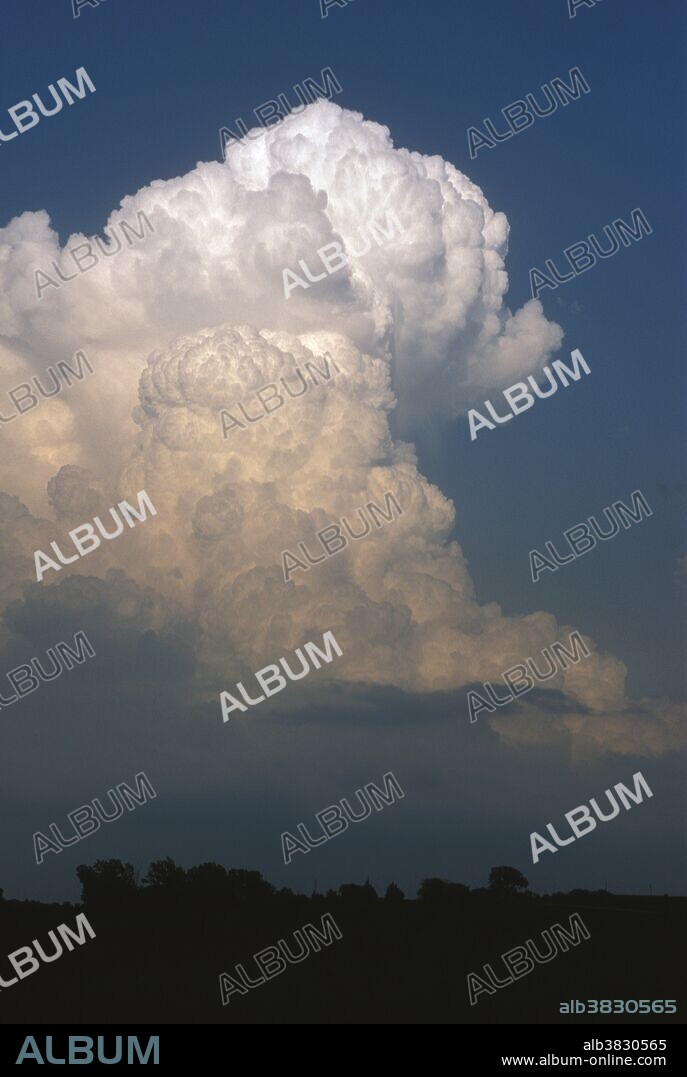 Cumulus congestus with developing updraftin Nebraska. Cumulus congestus clouds are characterized by a vertical development and sharp outlines. They often transform into cumulonimbus clouds.