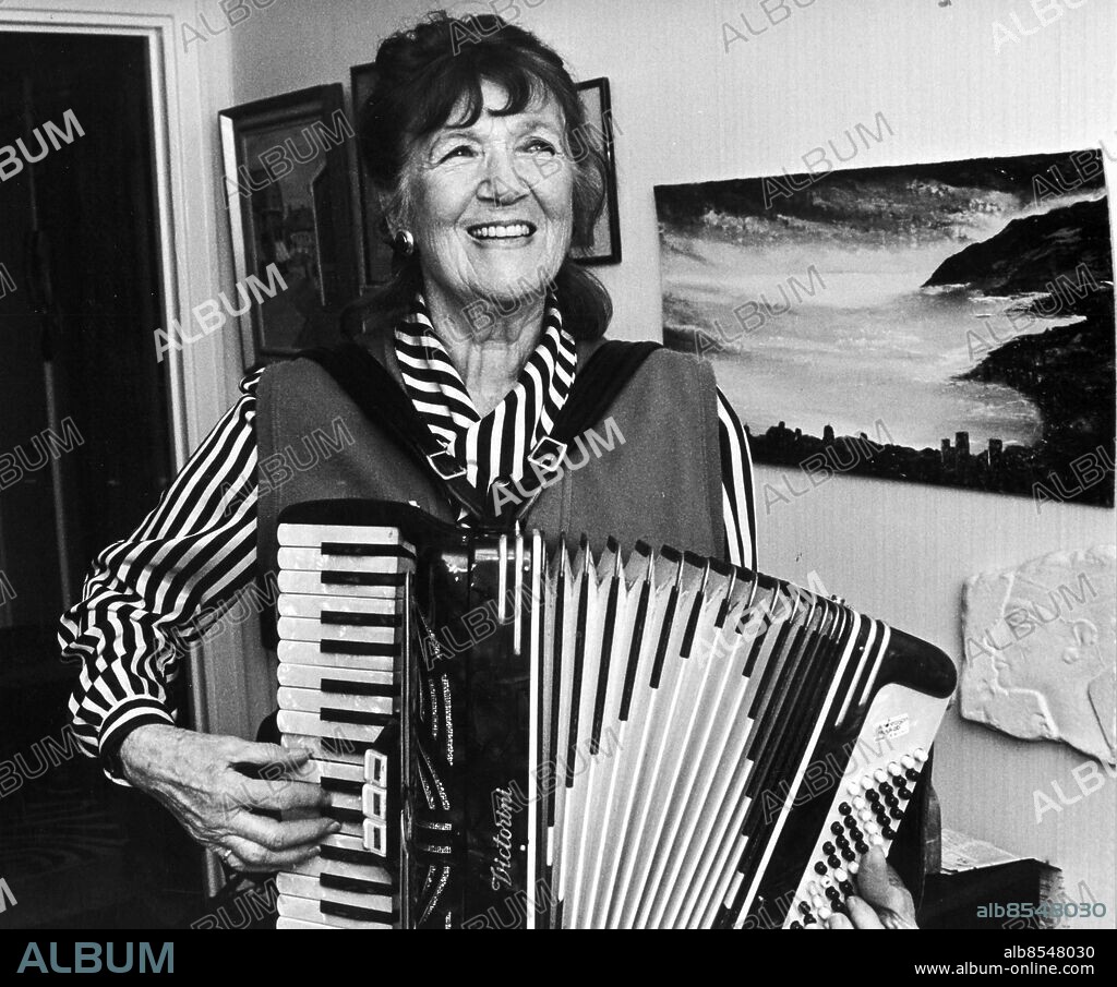 GÖTEBORG 1993-01-13.. Lola Svensson - även kallad Dragspels-Lola, 80 år. *** Local Caption *** GP Foto: Christian Tyre / Kamerareportage / TT / Kod: 2524.