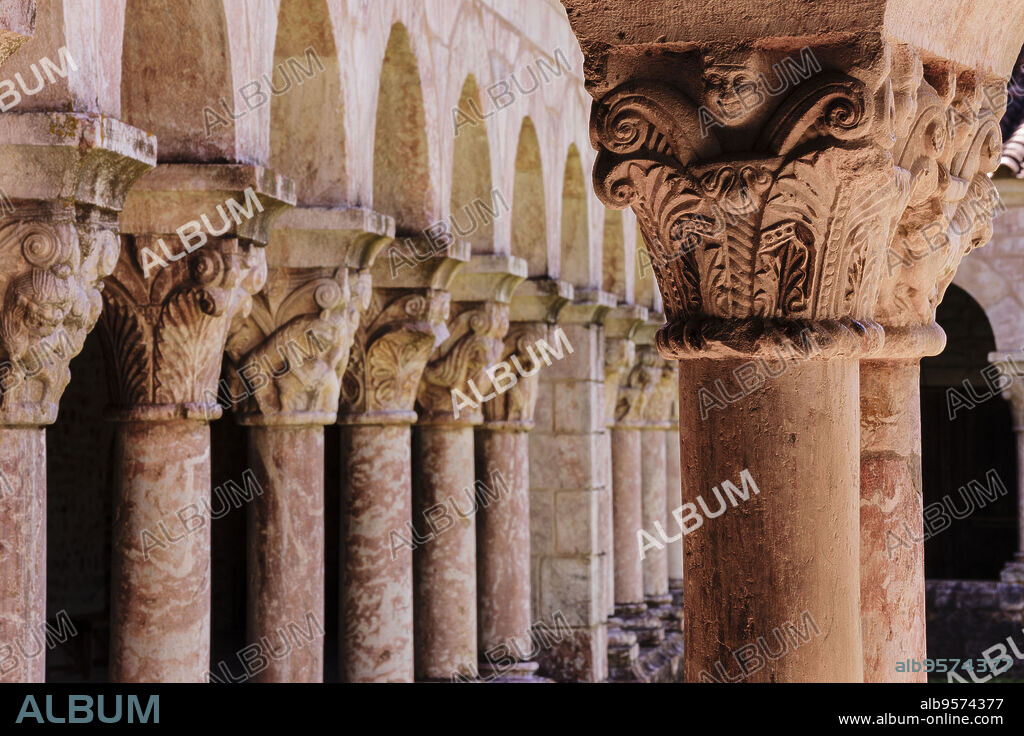 columnas y capiteles,claustro del siglo XII, monasterio benedictino de Sant Miquel de Cuixa , año 879, pirineos orientales,Francia, europa.