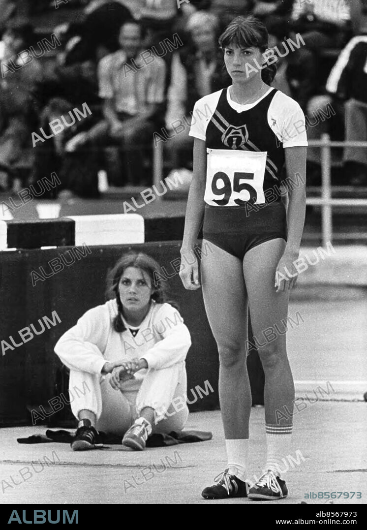 1978-07-03. Kristine Tånnander, MAI, gör sig redo för ett höjdhopp, systern Annette i bakgrunden.. Foto: Bernt Claesson / EXP / TT / Kod: 8. **AFTONBLADET OUT**.
