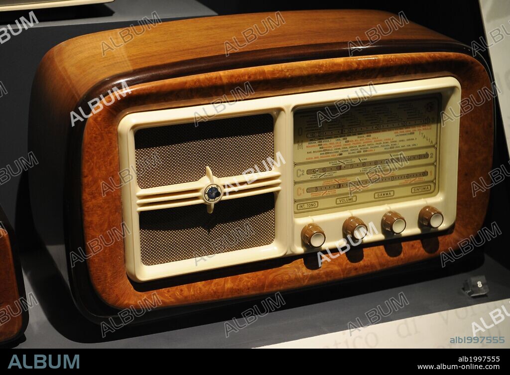 CIRCUITO DE RADIO RECEPTOR superheterodino, 4 válvulas con receptor radio AM, modelo G175. Museo Nacional de la Ciencia y Tecnología Leonardo Da Vinci. Milán. Italia.
