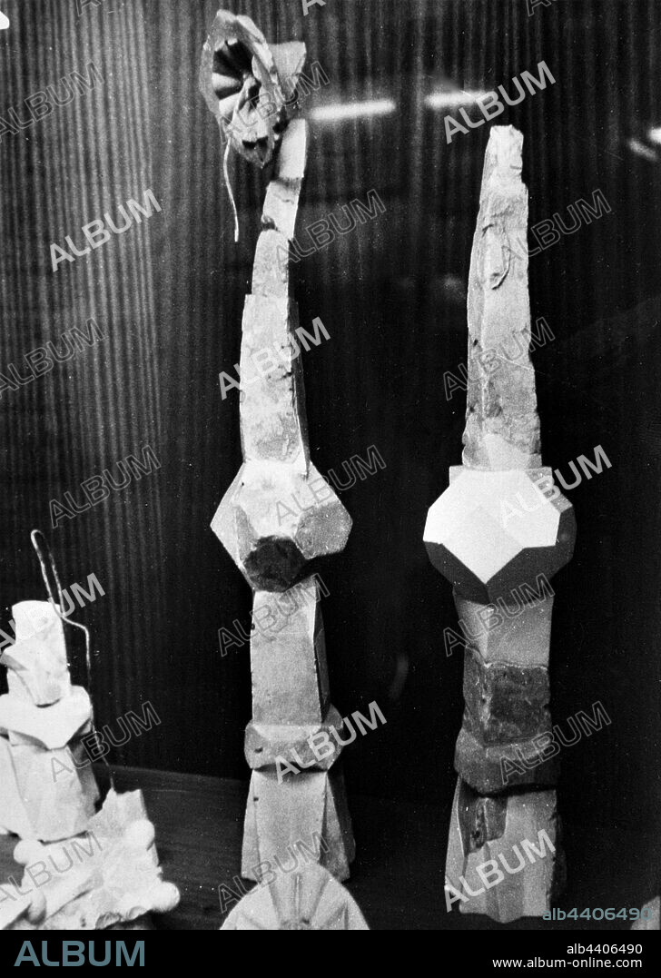 ANTONI GAUDÍ. Maquetas de pináculos de torres de la Sagrada Familia, Barcelona.
