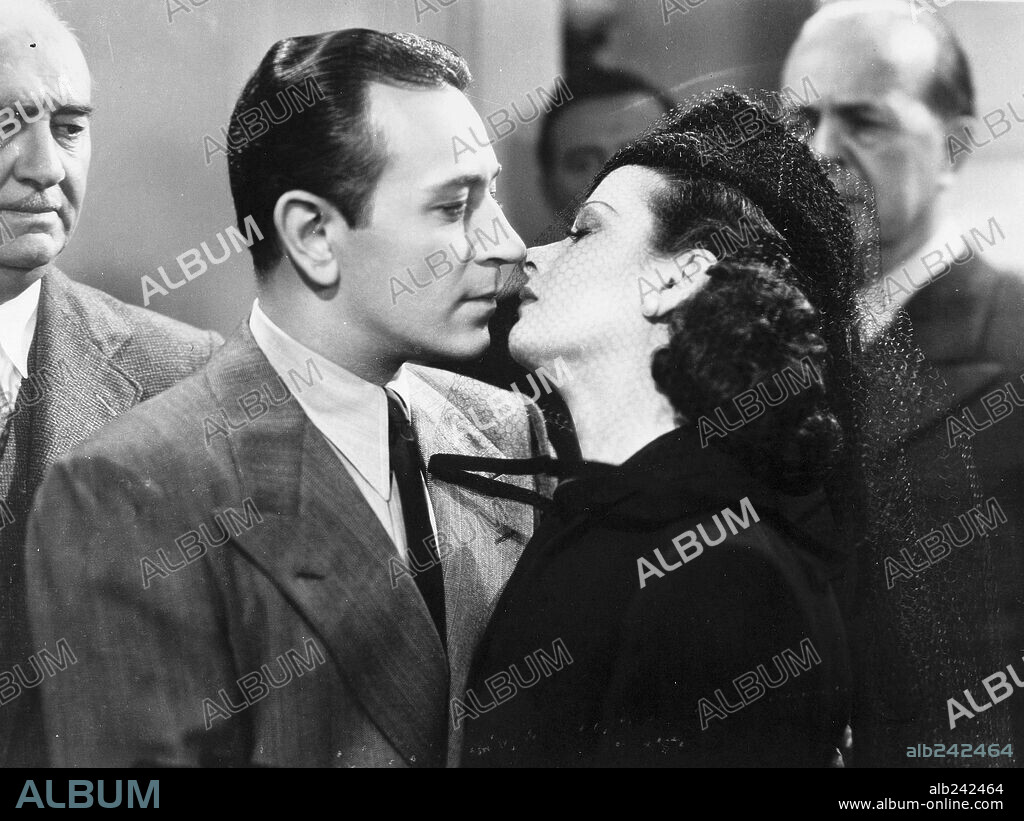 GEORGE RAFT and JOAN BENNETT in THE HOUSE ACROSS THE BAY, 1940, directed by ALFRED HITCHCOCK and ARCHIE MAYO. Copyright UNITED ARTISTS.