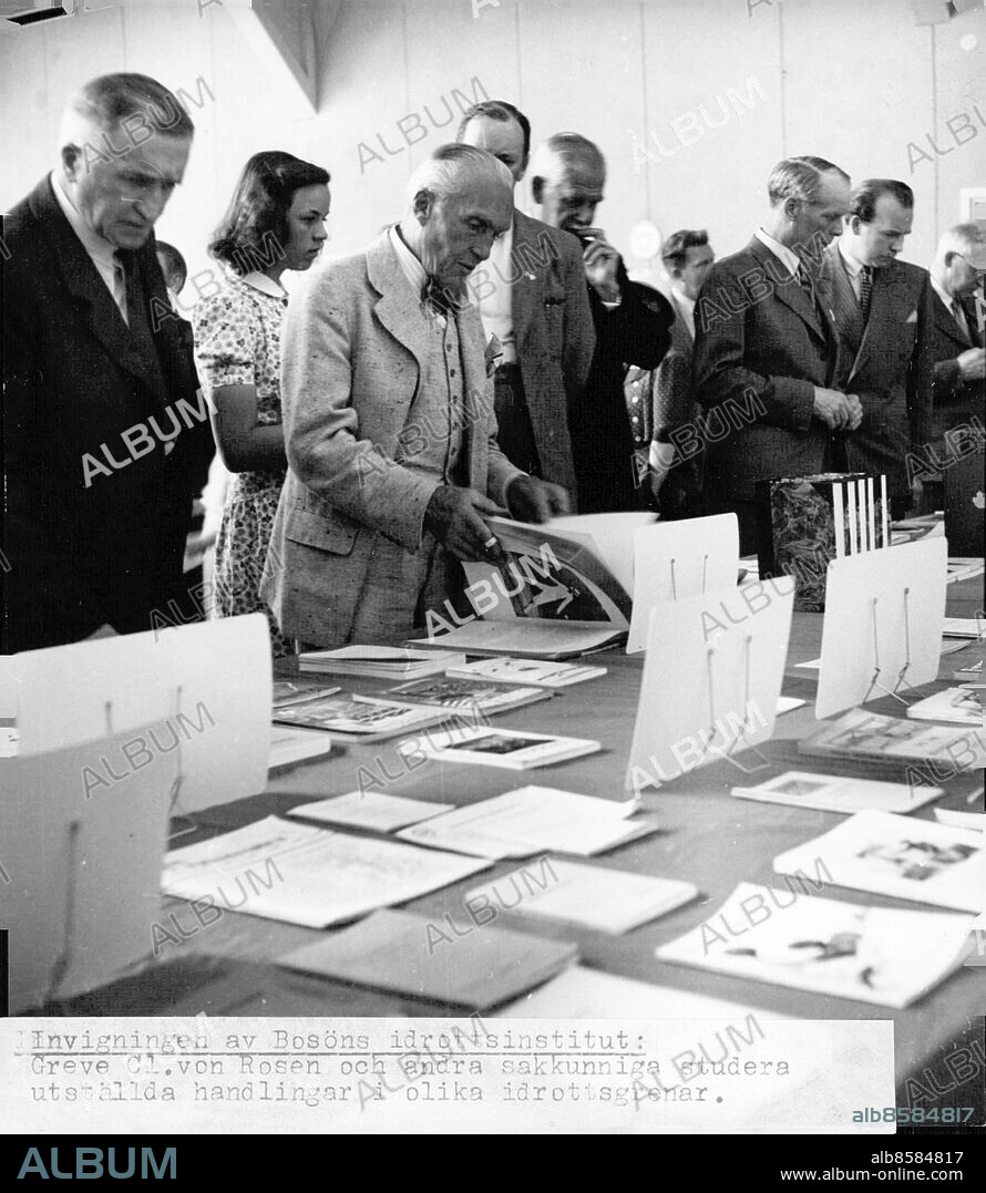 Lidingö 1944-07-03. Invigning av Bosöns idrottsinstitut. Greve Clarence von Rosen och andra sakkunniga studera information om olika idrottsgrenar på idrottsanläggningen Bosön. Foto: SvD / TT / kod 12014.