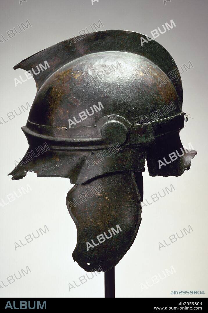 IMPERIO ROMANO. CASCO DE BRONCE. Los cascos de los centuriones romanos solían ser semiesféricos y con carrilleras que se adornaban con un penacho de plumas o crines. Museo Arqueológico Nacional. Madrid. España.