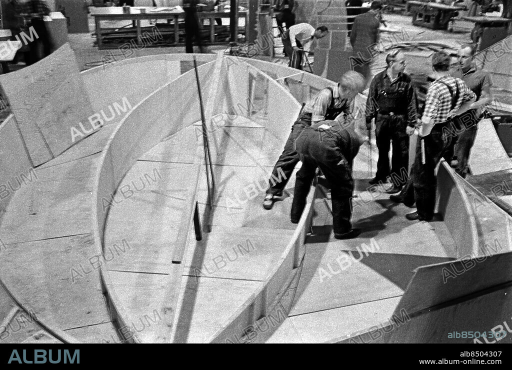 STOCKHOLM 1960-10-05.. ANIARA. Opera i TV av Karl-Birger Blomdahl efter Harry Martinsons versepos i bearbetning av Erik Lindegren. Producent: Arne Arnbom.. Sänt första gången 1960-10-23.. Ny dekor har gjorts i TV:s verkstäder och ateljéer inför TV-sändningen av Aniara på Cirkus i Stockholm.. Foto: Bertil S-son Åberg / RiR / SVT / Kod: 5600. Reportage publ. i RiR 43/60 sid 18.. RiR 15673 sv/v neg. Scenografi.