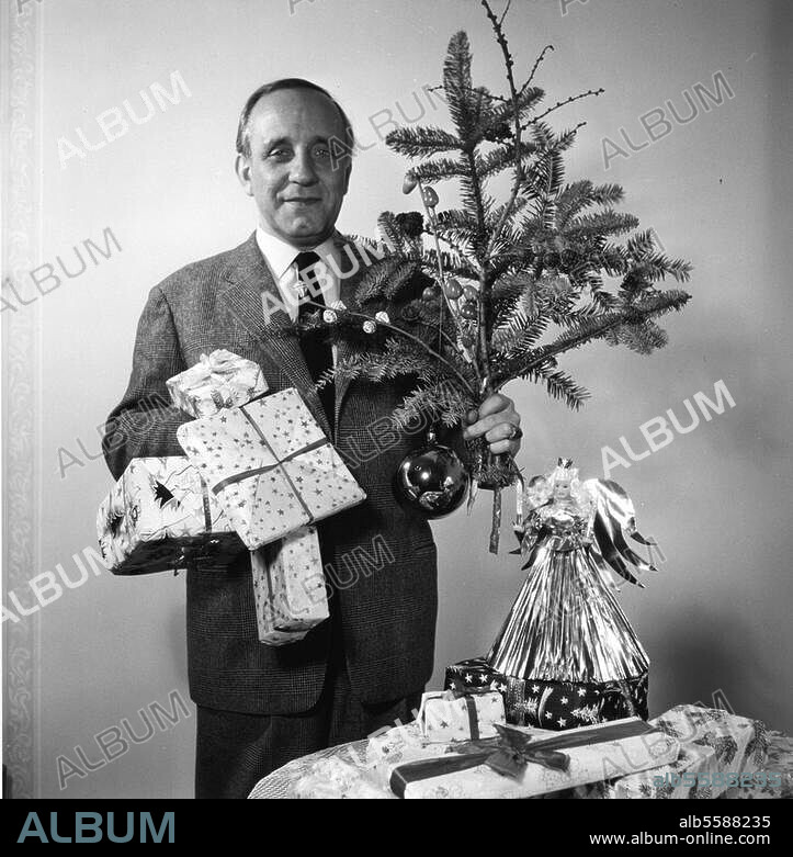 Hasse, O.E. (Otto Eduard), Schauspieler, Obersitzko (Posen) 11.7.1903 - Berlin. 12.9.1978. O.E. Hasse mit Weihnachtspäckchen (Hotel Atlantic, Hamburg). Foto, 9.12.1955.