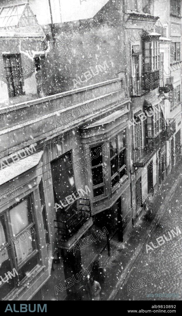 1954. Vista de un edificio de Cartagena mientras Caía una Nevada.