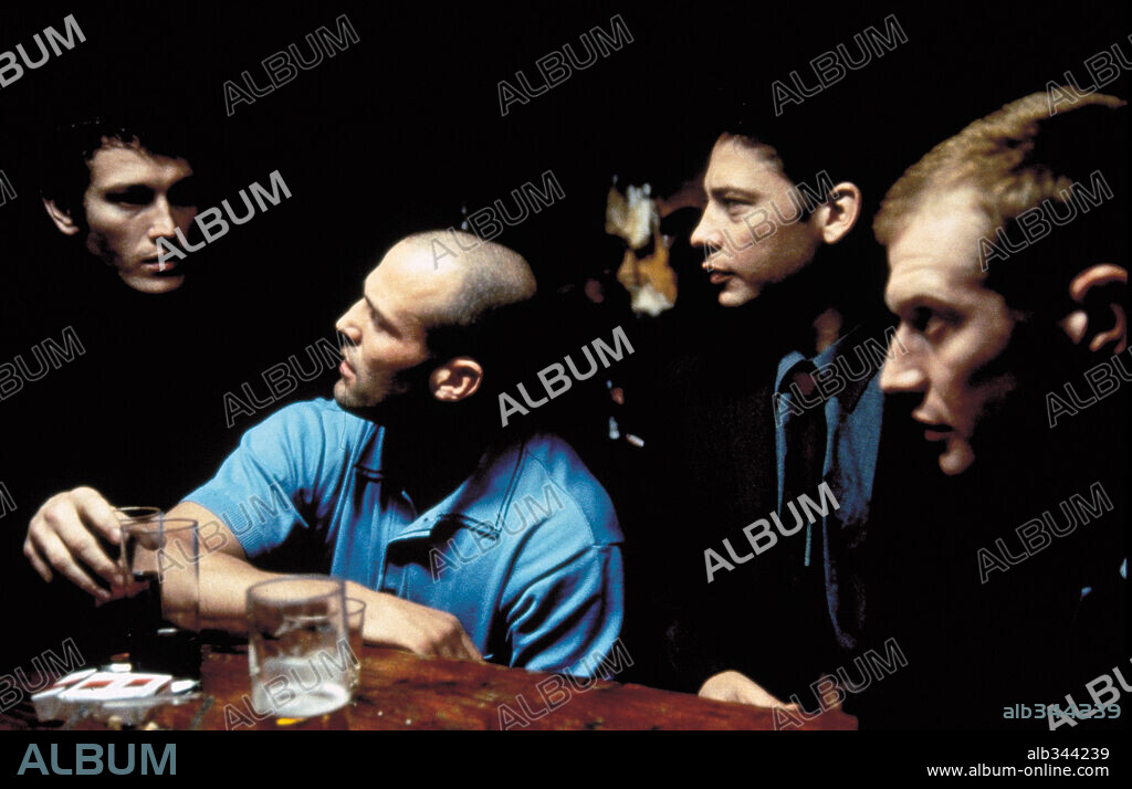 DEXTER FLETCHER, JASON FLEMYNG, JASON STATHAM and NICK MORAN in TWO SMOKING BARRELS, 1998 (LOCK, STOCK, AND TWO SMOKING BARRELS), directed by GUY RITCHIE. Copyright HANDMADE FILMS / PEARSON, S.