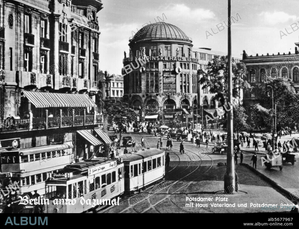 Berlin, Potsdamer Platz. Blick auf den Platz mit Haus Vaterland und Potsdamer Bahnhof (rechts). Fotopostkarte, nach 1928.