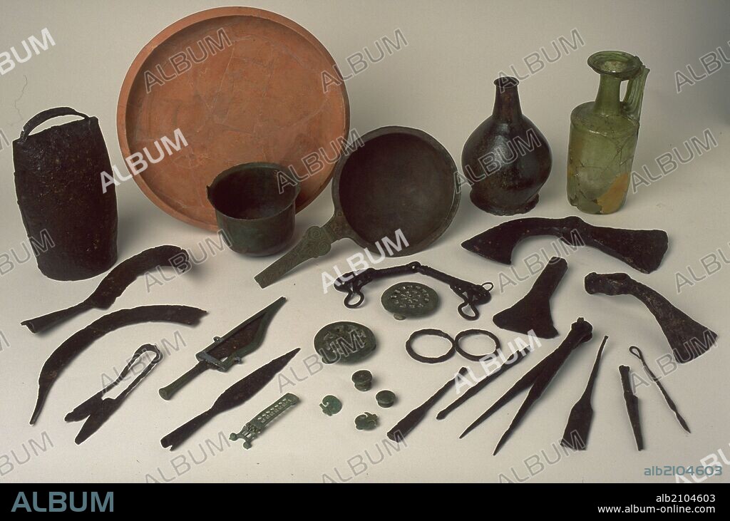 AJUAR FUNERARIO: COMPLETO, CON HERRAMIENTAS, UTENSILIOS. S.IV VISIGODO.(DEPOSITO: MUSEO ARQUEOLOGICO NACIONAL).