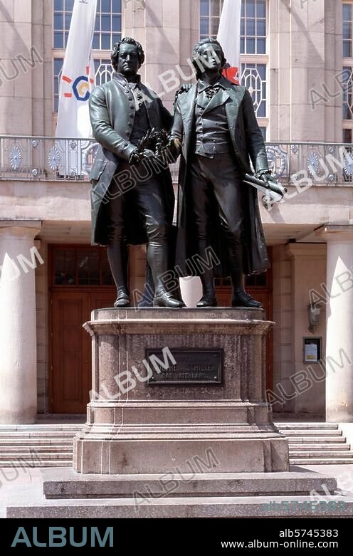 Weimar (Thüringen), Goethe-Schiller-Denkmal vor dem Nationaltheater. (1857; Bildhauer: Ernst Rietschel). Ansicht. Foto.