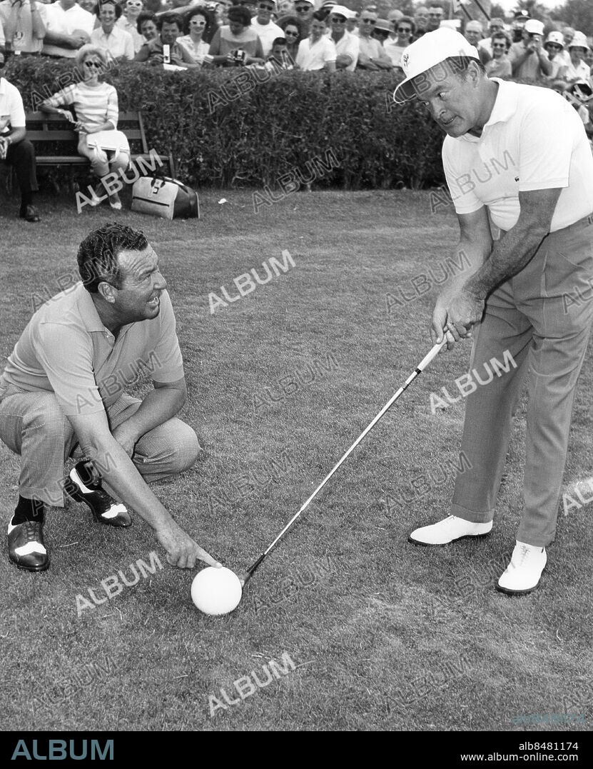 USA omkring 1950.. Phil Harris (tv), amerikansk komiker, låtskrivare, skådespelare och jazzsångare, och Bob Hope, brittisk-amerikansk komiker, tränar på golfspel inför en turnering för amatörer.. Foto: Authenticated News / AB Text & Bilder / SVT / Kod: 5600. Engelsk originalbildtext.. Mapp: Golf I:19. Golfbanor Golfklubbor Humor.