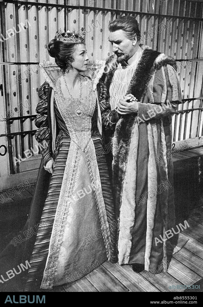 Stockholm 1974-04-01. Skådespelarna Sigge Fürst och Gunnel Broström i teaterföreställningen "Hamlet" på Dramaten. Foto: SvD / TT / kod 12014.