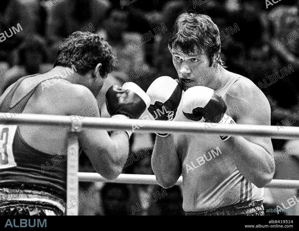 ARKIV MOSKVA 1980-07-29. Den svenske boxaren Anders "Lillen" Eklund (t. h.) i sin förlustmatch mot ungraren István Lévai i tungvikt (+81 kg) vid de olympiska sommarspelen i Moskva, Sovjetunionen, 29:e juli 1980. Lillen förlorade med 4-1 och fick syna golvet en gång.. Foto: Jan Collsiöö / TT / Kod: 1001.