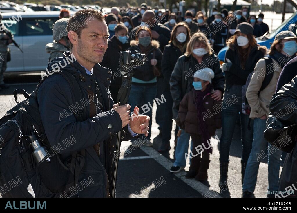JUDE LAW en CONTAGIO, 2011 (CONTAGION), dirigida por STEVEN SODERBERGH. Copyright WARNER BROS. PICTURES.