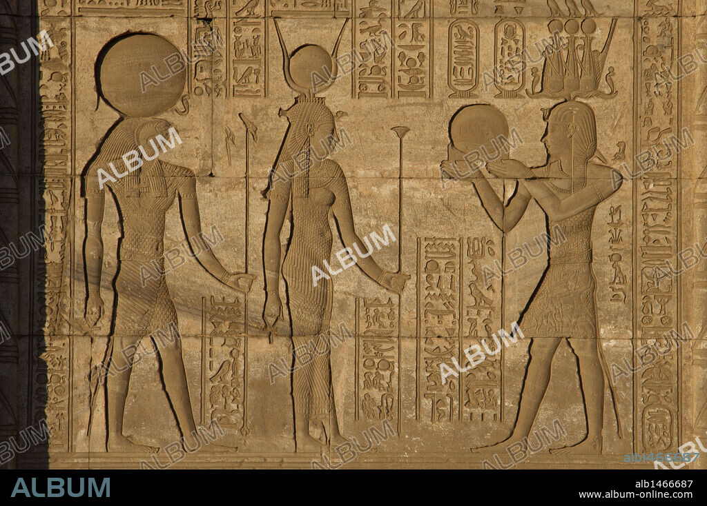 Arte Egipcio. Dendera. Complejo del Templo de Hathor. Mammisi romano o Casa del Nacimiento Divino. El emperador romano Trajano, representado como un faraón y con una triple corona Atef, ofrece una imagen del sol naciente a la diosa Hathor y su esposo Horus. Quinta pared intercolumnar. Lado Sur.
