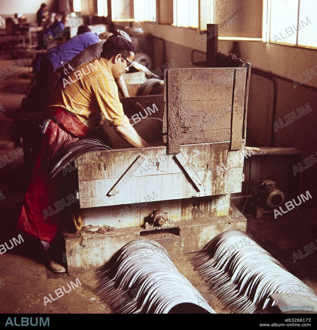Fábrica de hoces en La Solana. Provincia de Ciudad Real. Años 70.