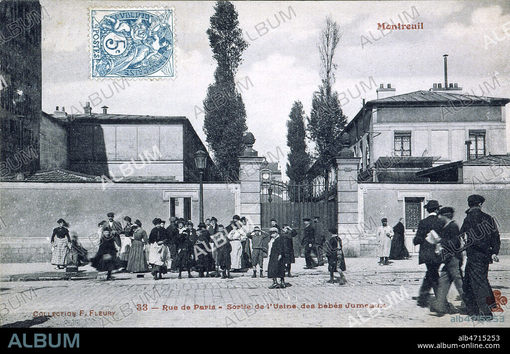 'Montreuil. Rue de Paris. Sortie de l'usine des bebes Jumeaux'. Carte postale vers 1905. Credit : Collection IM/KHARBINE-TAPABOR.