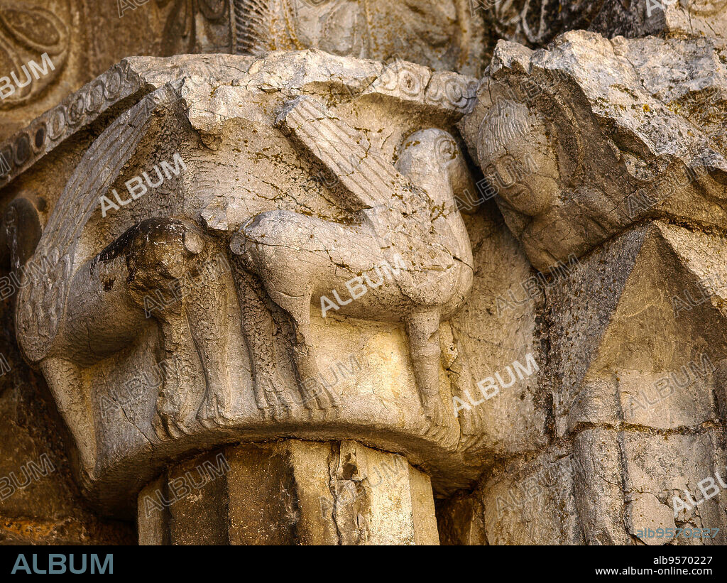 Simbolo romanico, Grifo.Sant Pere de Galligants (s.X-sXII). Girona.Catalunya.España.