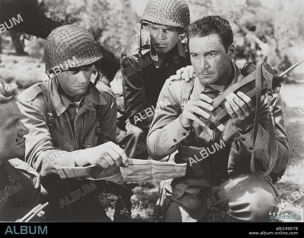 ERROL FLYNN y HENRY HULL en OBJETIVO: BIRMANIA, 1945 (OBJECTIVE, BURMA!), dirigida por RAOUL WALSH. Copyright WARNER BROS/FIRST NATIONAL.