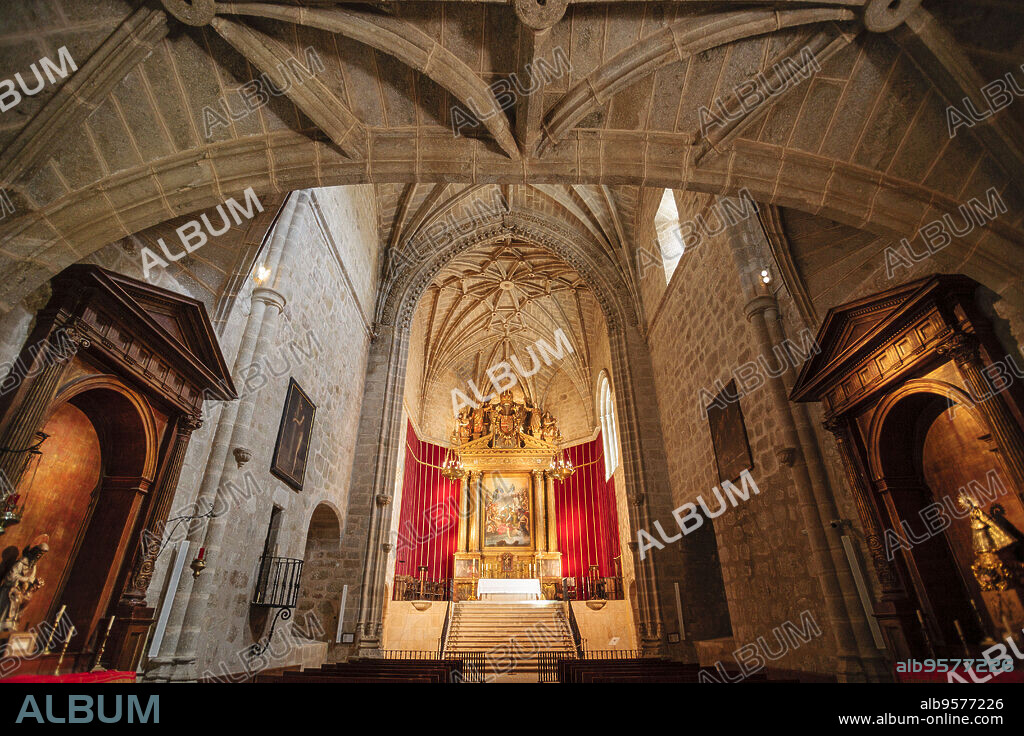 retablo mayor y pintura la exaltacion de la trinidad, trasunto de la celebre Gloria de Tiziano , iglesia de una sola nave y de cabecera poligonal, Monasterio de San Jerónimo de Yuste , siglo XV, comarca de de la Vera, Cáceres, Extremadura, Spain, europa.