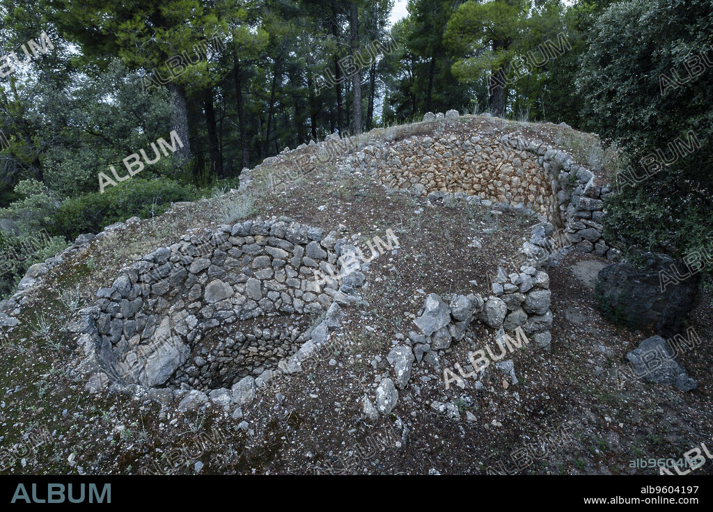 old kiln to make lime, S Estaca, Valldemossa, mallorca, españa.