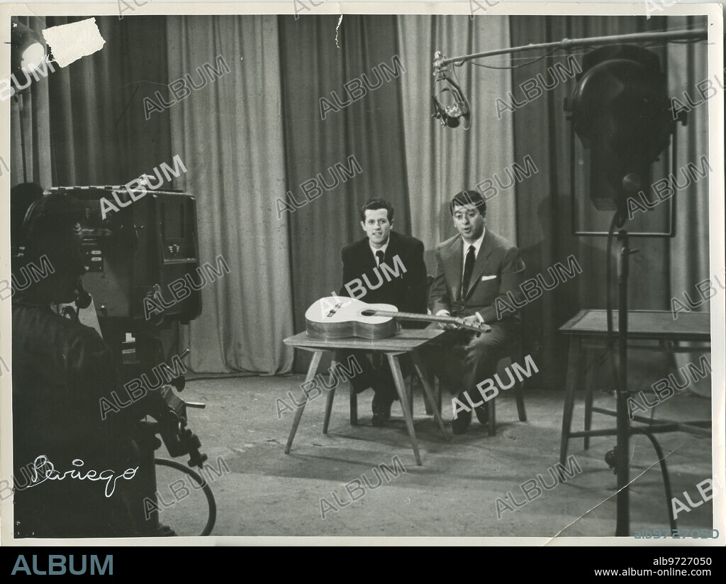 Madrid, 9/8/1958. Tico Medina y Yale en los estudios de Televisión Española en el Paseo de la Habana durante el programa que hacían juntos. Eran la «pareja terrible» de los primeros años de Televisión Española.