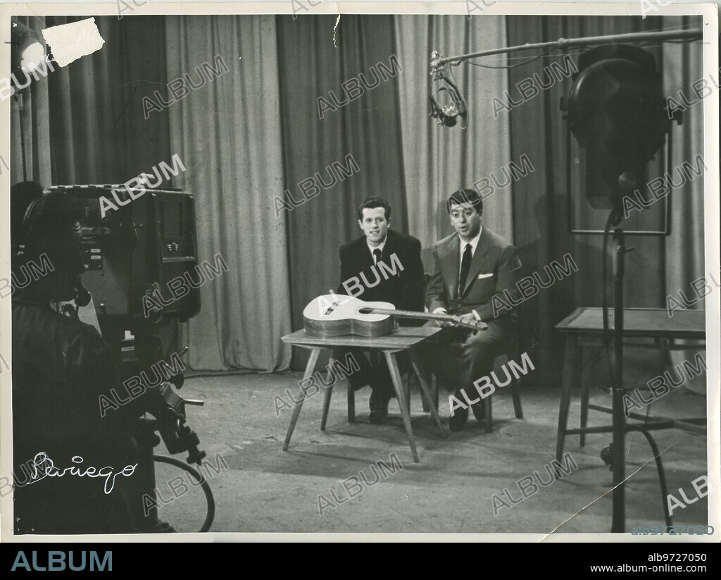 Madrid, 9/8/1958. Tico Medina and Yale in the Spanish Television studios on Paseo de la Habana during the program they did together. They were the "terrible couple" of the first years of Spanish Television.