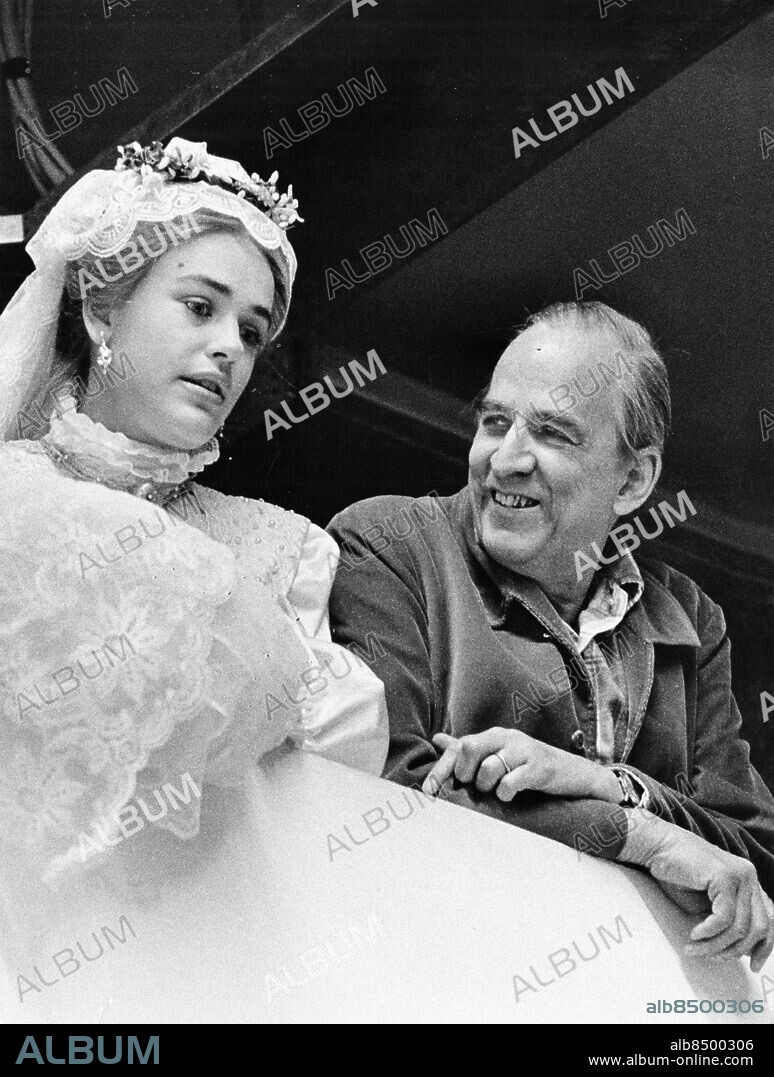 1981-09-07. Skådespelerskan Ewa Fröling i rollen som änkan Emelie Ekdahl med regissören Ingmar Bergman i samband med filminspelningen av "Fanny och Alexander" 7:e september 1981.. Foto: Jacob Forsell / EXP / TT / Kod: 14. **AFTONBLADET OUT**.