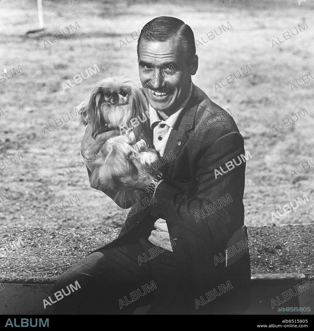 DANMARK KÖPENHAMN 1968-09.. Enrico Caroli, clown på Cirkus Schumann, med en hund.. Foto: Bertil S-son Åberg / RiR / SVT / Kod: 5600. Bild och reportage publ. i RiR 42/68 sid. 16-17 inför TV-pjäsen Akt utan ord av Samuel Beckett.. RiR 19176 sv/v neg. Sällskapsdjur.
