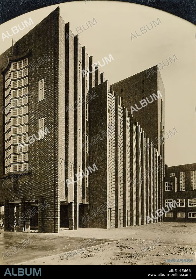 Photographenatelier Gebr. Dransfeld, Carl Dransfeld, Wilhelmshaven City Hall, silver gelatin paper, black and white positive process, image size: height: 23.00 cm; width: 16.90 cm, stamp: FOTO-HAUS-DRANSFELD, OHLSDORFERSTR. 2, WINTERHUDER MARKET PLACE, architectural photography, city hall, facade ,house, building, architecture, The photo studio Gebr. Dransfeld was founded in 1902 by the trained lithographer Carl Dransfeld and his brother, the painter Adolf Dransfeld, in Berlin and moved to Hamburg in 1904. Building director Fritz Schumacher commissioned the Dransfeld brothers to document the public buildings he had constructed since 1909. This prestigious commission established the Dransfeld brothers as leading architectural photographers in 1920s Hamburg. Among the architects for whom the studio worked were Fritz Höger, Martin Elsaesser, Distel & Grubitz or the Gerson brothers. With their photograph of the Chile House designed by Höger, Carl and Adolf Dransfeld created an icon of architectural photography. By creating a strong view from below and using a wide-angle lens, they reinforced the expressionist character of the building's top, thus contributing significantly to the popularity of modern Hamburg brick architecture. The Dransfeld brothers also captured the town hall in Wilhelmshaven, also built in 1928/1929 according to plans by Höger. In addition to photographs of the entire complex, the view of the portal flanked by stylized lions was a memorable detailed study that emphasizes the building's strongly rhythmic design principles. (Sven Schumacher).