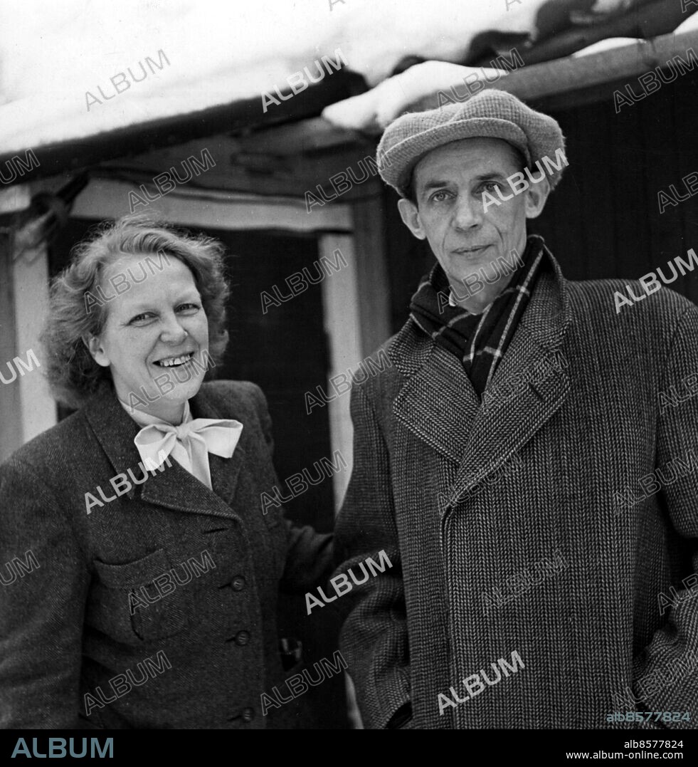 Orig. bildtext... Nils Ferlin med fru Henny utanför sin stuga vid Länna kyrka. Anm. Författare persons: Henny Ferlin ;Nils Ferlin sites: SVERIGE.